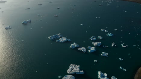 Blick-Von-Oben-Auf-Die-Eisblockbildung-Im-Jokulsarlon-See.-Blick-Von-Oben-Nach-Unten-Auf-Den-Eisberg,-Der-In-Der-Breidamerkurjokull-Gletscherlagune-Im-Vatnajokull-Nationalpark-Treibt-Und-Schwimmt.-Erstaunlich-In-Der-Natur