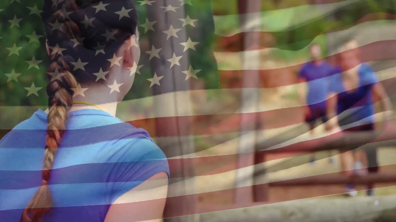 mujer liderando a su grupo a través de barras de monos