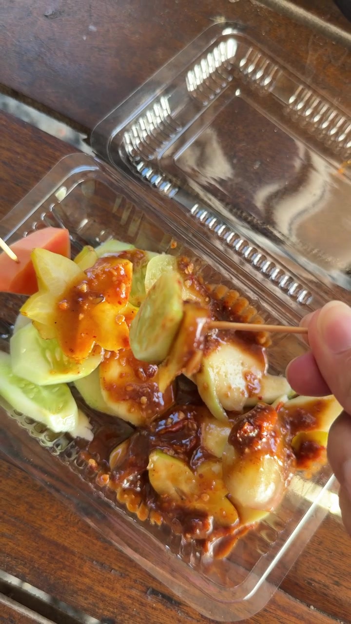 Menikmati Rujak Segar, Salad Buah Pedas Khas Asia