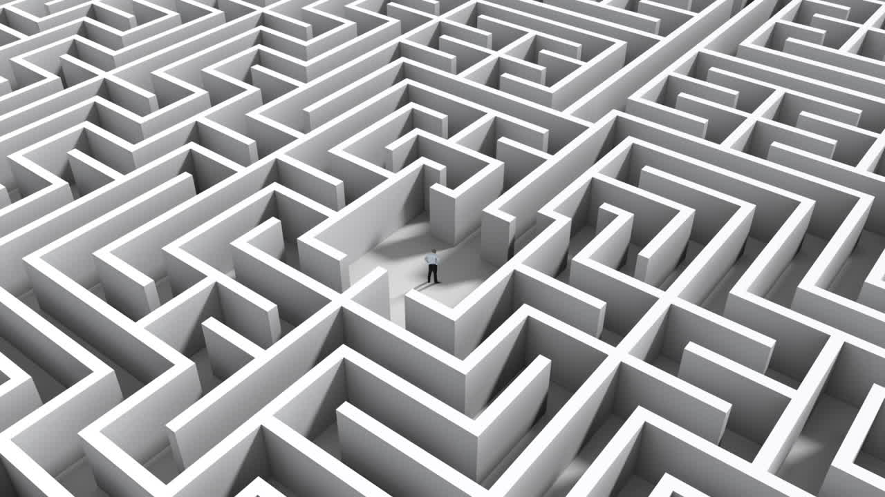 미로 한가운데 서 있는 사업가