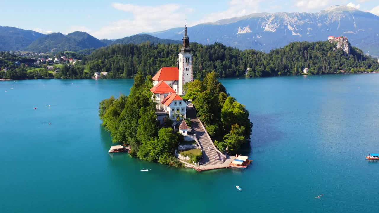 Vista panoramica del Lago di Bled con la sua chiesa sull'isola e le montagne circostanti