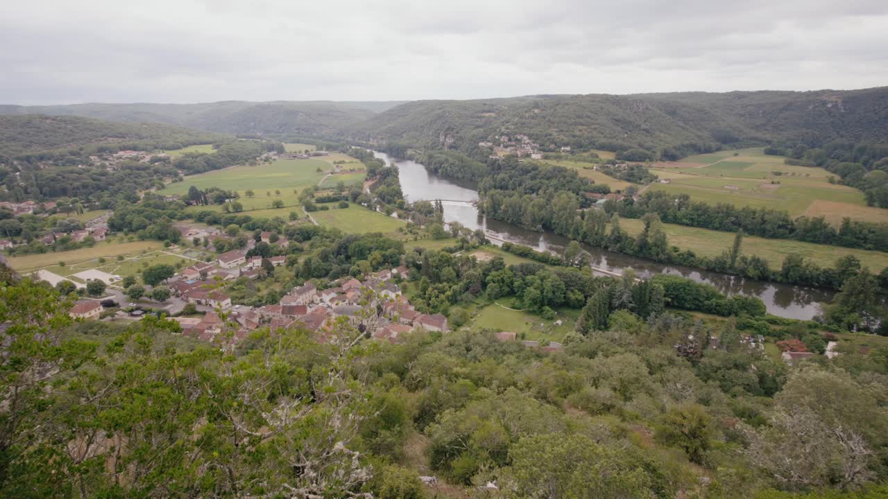 Suggestiva panoramica del fiume Lot che serpeggia attraverso la valle di Saint Géry. Vegetazione rigogliosa, campi agricoli e architettura rurale dei villaggi nella Francia meridionale.