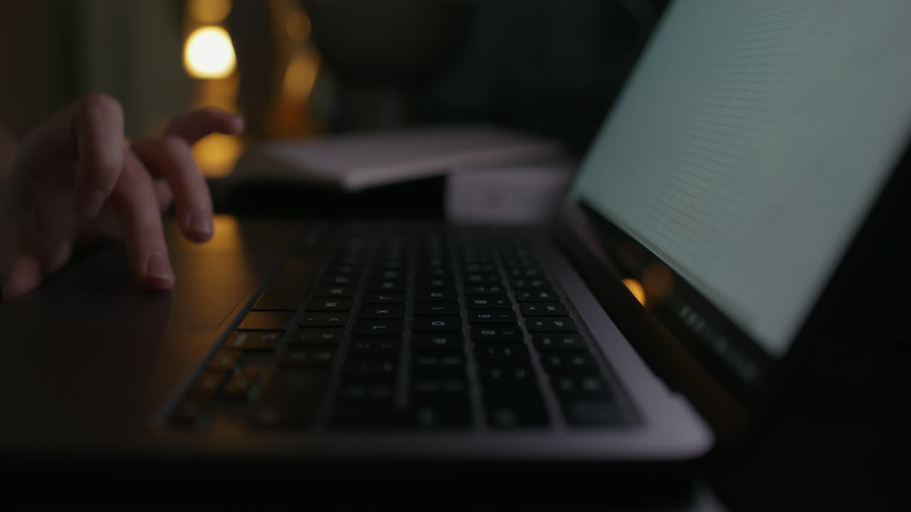 persona que trabaja en una computadora portátil por la noche