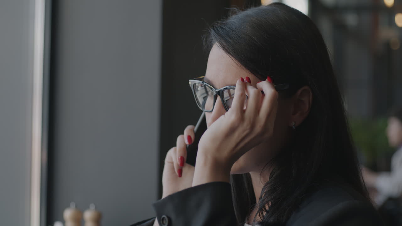 카페에서 전화로 얘기하는 여자