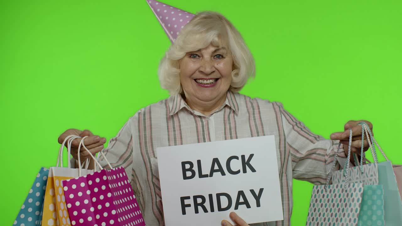 рекламная надпись черная пятница появляется рядом с радостной бабушкой с сумками для покупок