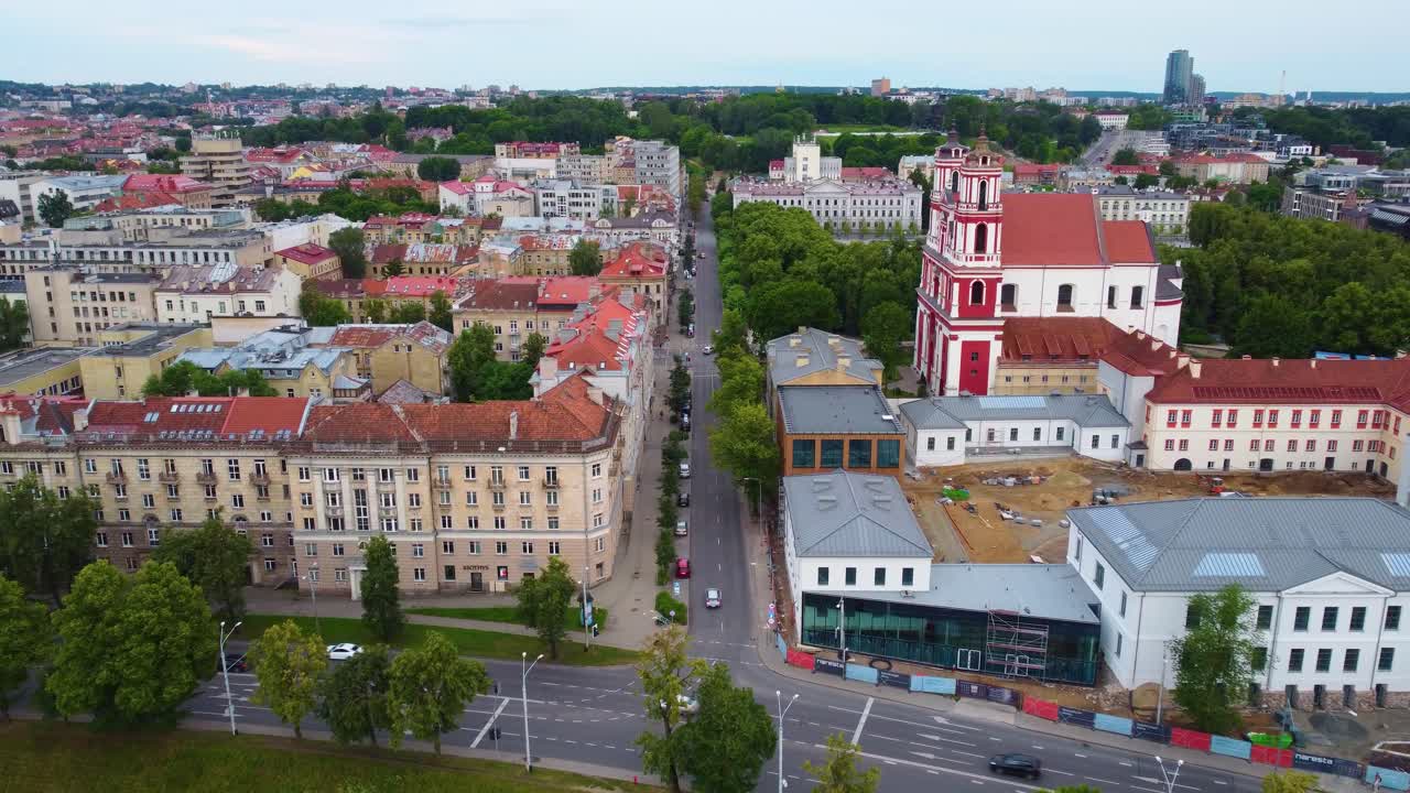 cerca de la entrada de la iglesia de los santos felipe y santiago, vilna, lituania