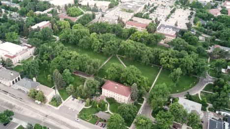 el parque oval, fort collins, parte del campus de la universidad estatal de colorado, vista aérea cinematográficael óvalo