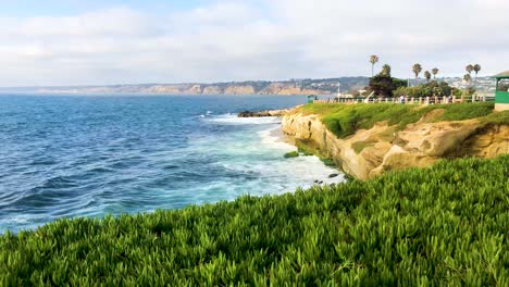 People-enjoy-the-California-coast-in-La-Jolla,-CA