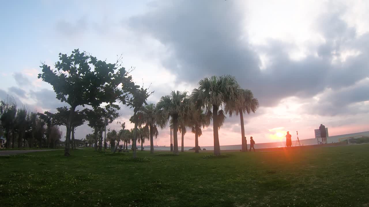 아라하 비치 차탄 오키나와 일본 해변 근처 야자수의 시간 경과