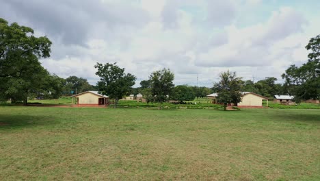 Schulgelände-In-Afrika-Mit-Vegetation