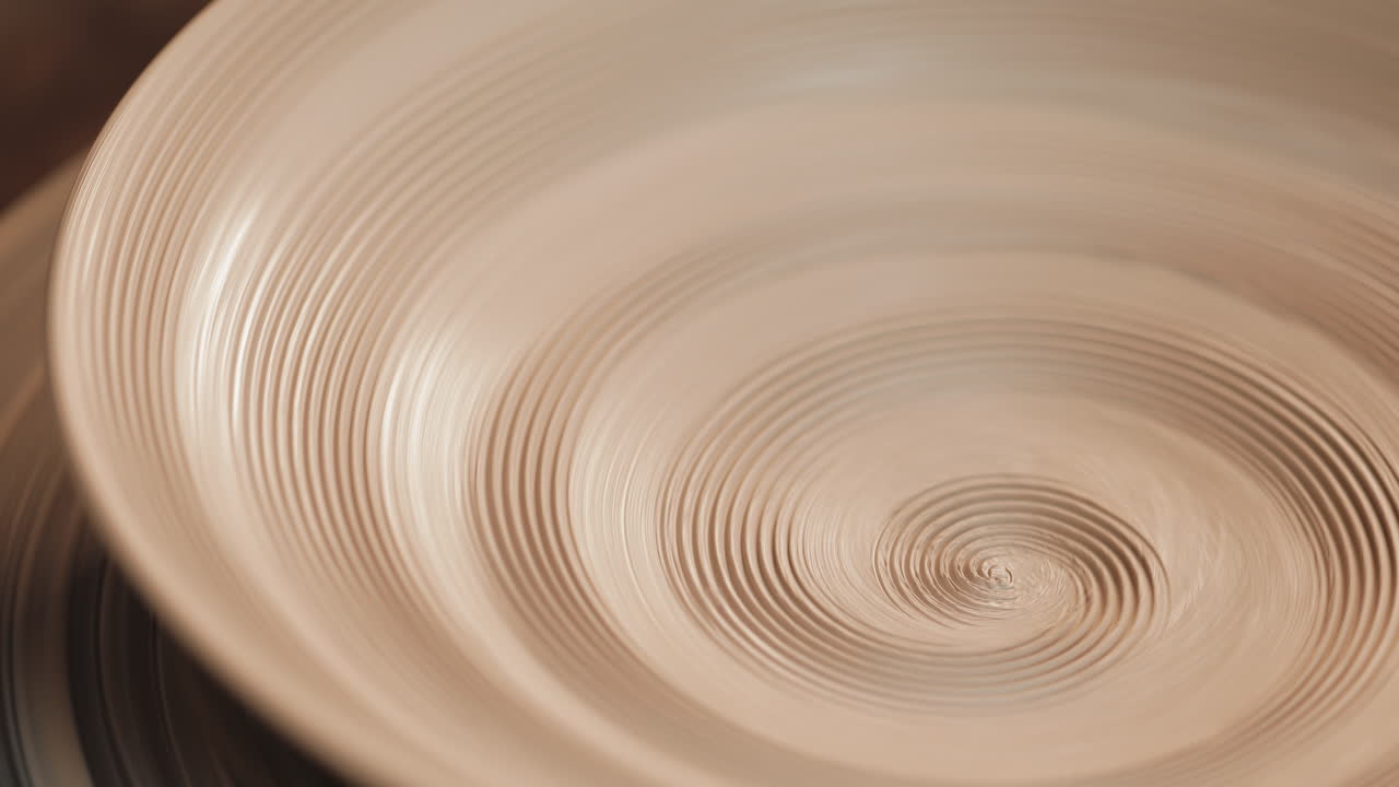 artista de cerámica formando un cuenco en una rueda