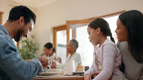 Feliz,-Comida-Y-Amor-Con-La-Familia-En-La-Mesa.