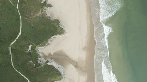 Luftaufnahme-Von-Oben-Nach-Unten-Am-Sandstrand-Von-Whiterocks-In-Der-Nähe-Der-Stadt-Portrush-In-Nordirland