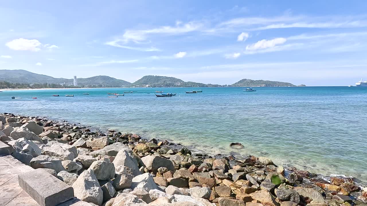 배 들 이 있는 열대 해변 장면