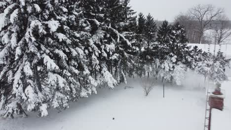 Un-Techo-Cubierto-De-Nieve-De-Una-Casa-Con-Humo-Saliendo-De-Una-Chimenea