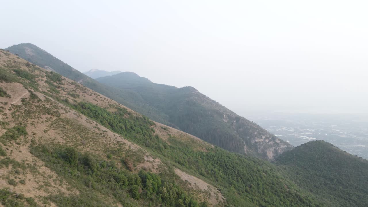 미국 유타주 프로보에 있는 와새치 산맥을 따라 흐린 날 - 공중 드론 샷