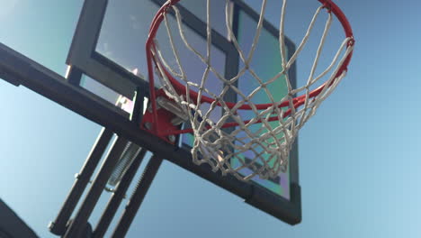 cerrar la red de baloncesto en un callejón de barrio