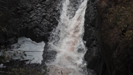 Beautiful-waterfall-400ft-Hawaii-Maui