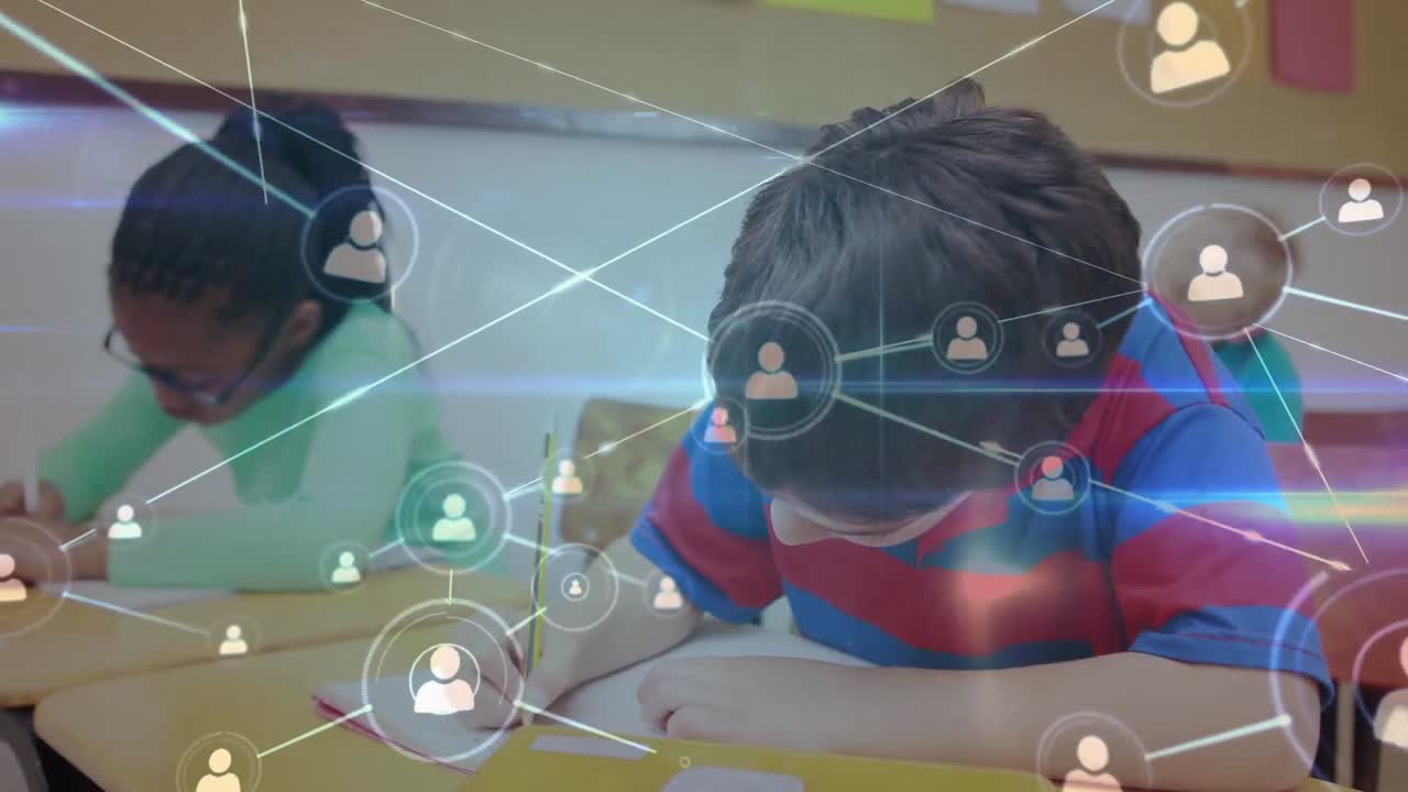 학교에서 수업 중에 웃는 백인 소년에 대한 프로필 아이콘 네트워크의 애니메이션