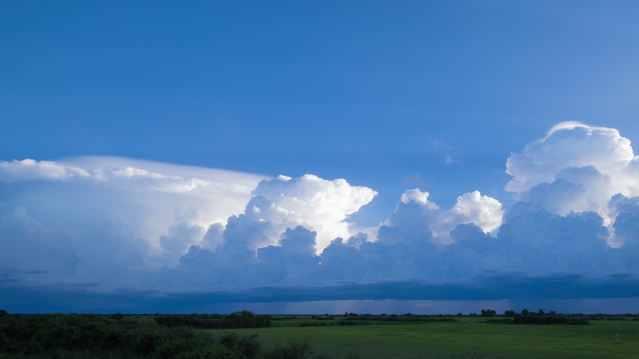 nubes de tormenta cumulonimbus construyendo en el horizonte