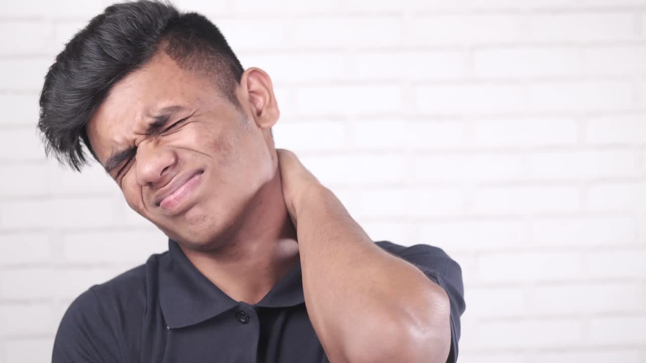 hombre con dolor de cuello