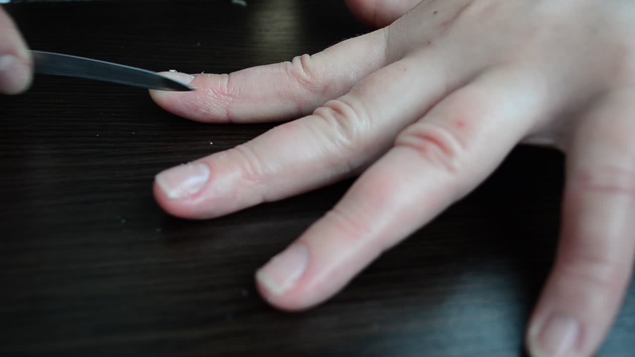 Limiamo le unghie. Manicure e trattamento