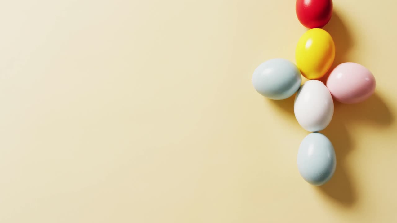 복사 공간과 함께 노란색 배경에 여러 가지 다채로운 이스터 달 ⁇