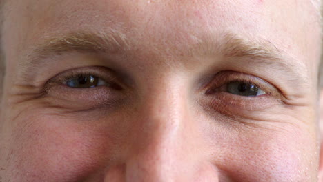 primer plano de la cara de un hombre