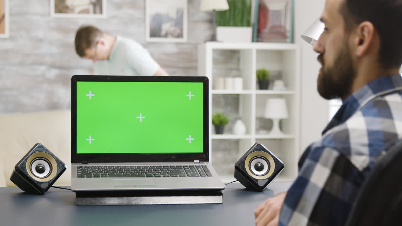 persona trabajando en una computadora portátil con una pantalla verde