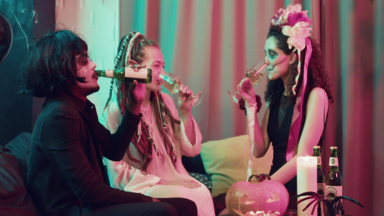 할로윈 파티 에서 친구 들 이 건배 하고 있다