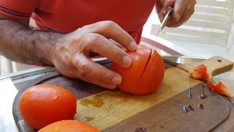 hombre cortando tomates al aire libre luz solar 4k