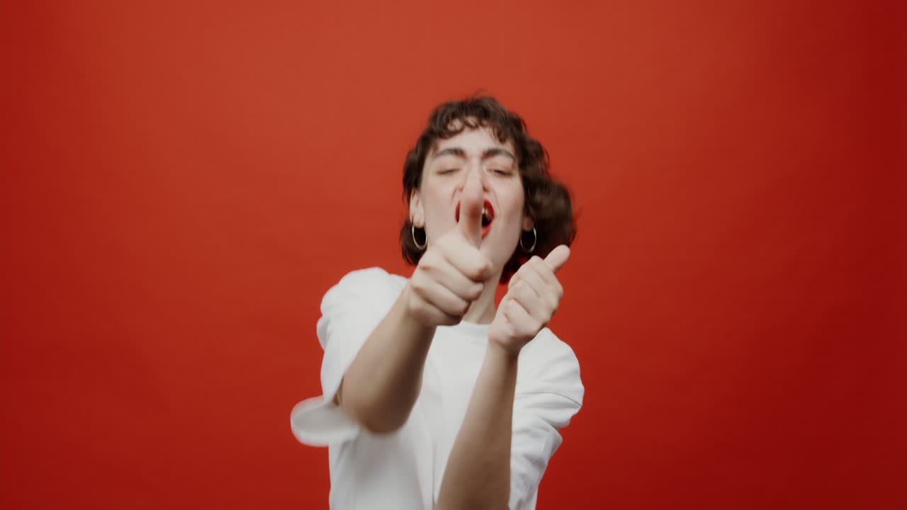 mujer expresando felicidad y entusiasmo