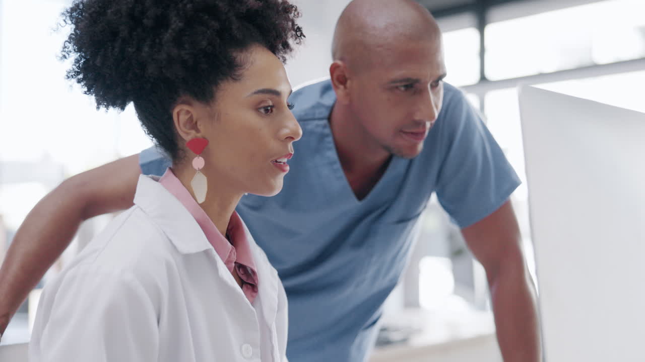 hospital, computadora y discusión de los médicos