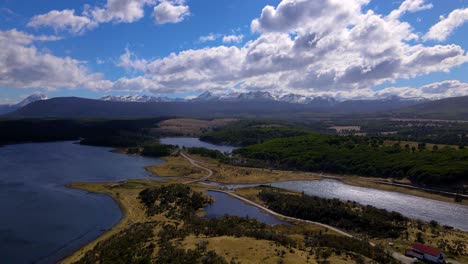 drone filmado volando sobre los paisajes de tierra del fuego, argentina