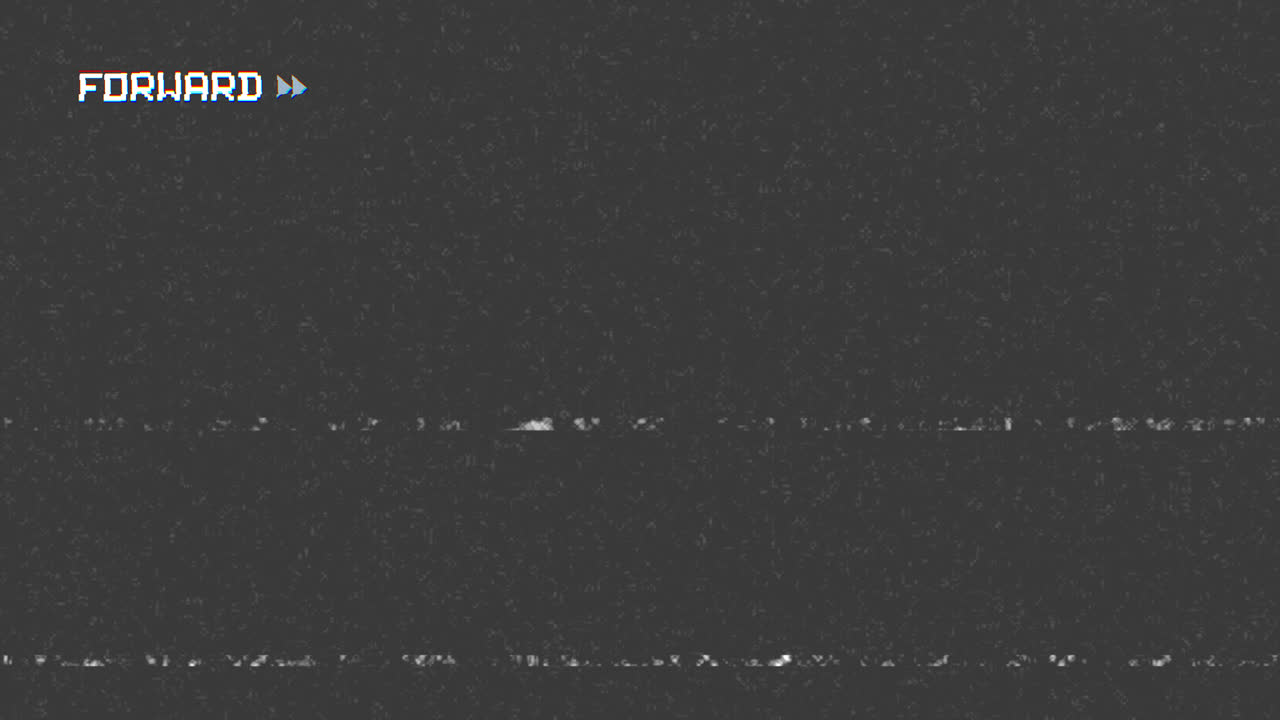 Effetto glitch stile VHS con testo in avanzamento e statica.