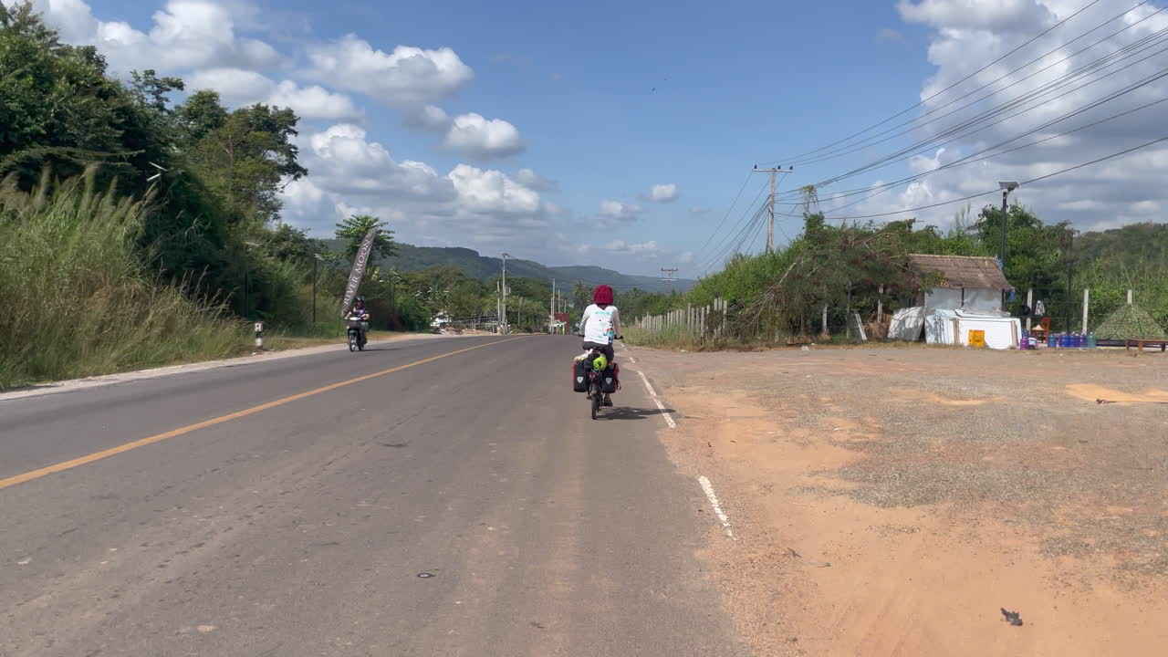 화창한 여름날 해안가에서 자전거를 타는 아름다운 젊은 여성