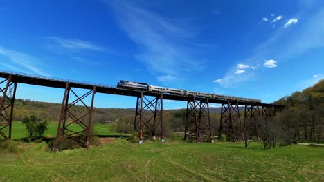 una vista aérea de bajo ángulo con un dron fpv volando hacia el viaducto moodna en salisbury mills, ny en un día soleado