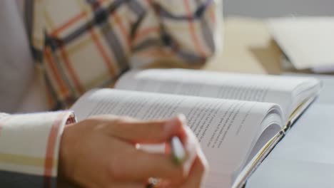persona leyendo un libro en una mesa