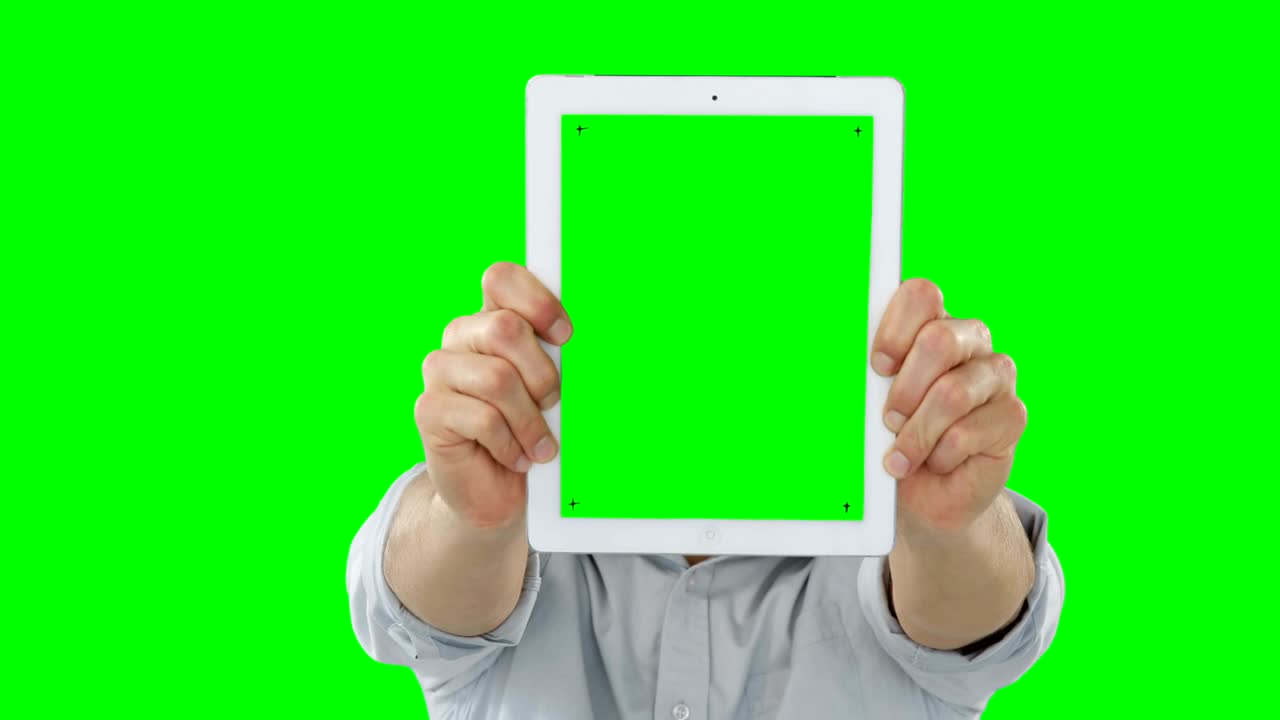 retrato de un hombre sonriente que muestra una tableta digital