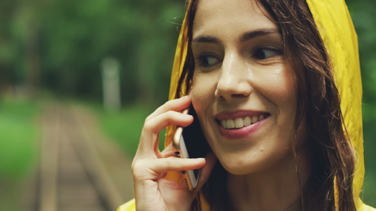 mujer alegre con un impermeable amarillo