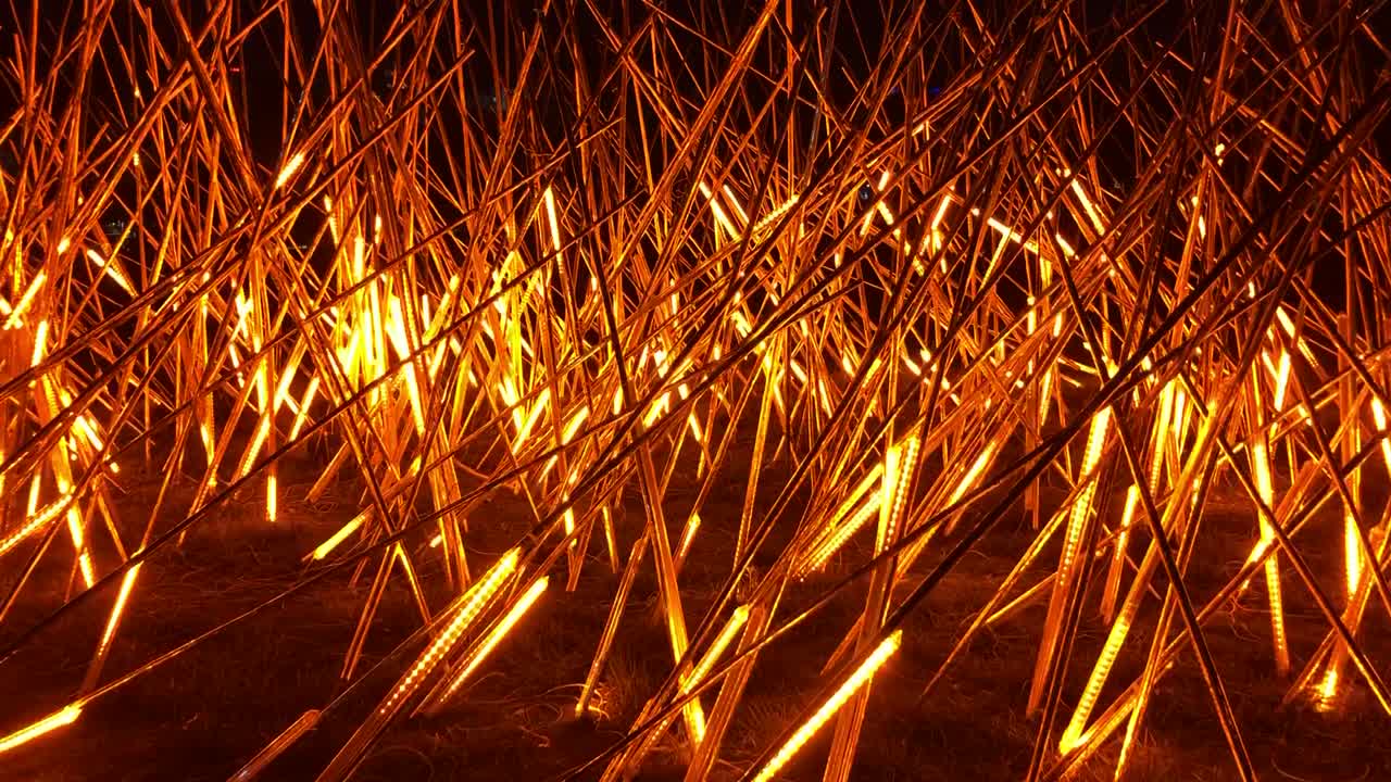 예술 행사와 야외 전시회에서 불타는 불을 시레이션하는 조명 설치로 만든 인상적인 예술 작품