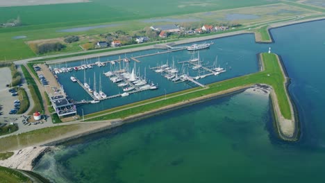 Volando-Alto-Alrededor-Del-Puerto-Con-Los-Barcos