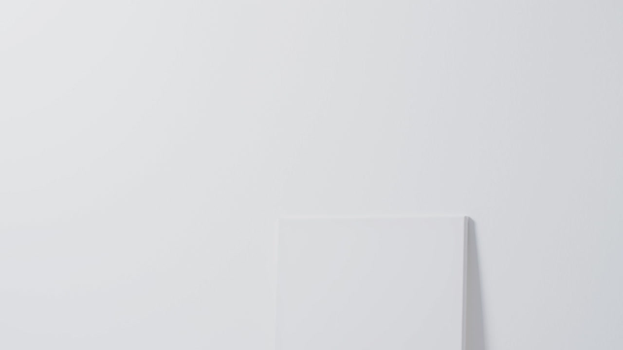 video vertical de un letrero de lienzo blanco con espacio de copia en el suelo contra un fondo blanco