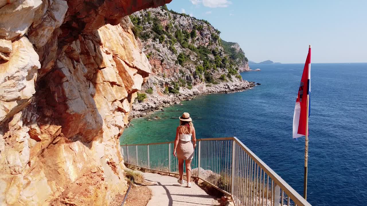 Chica subiendo las escaleras a la escondida playa de Pasjaca en Dalmacia, Croacia - Vista aérea con dron