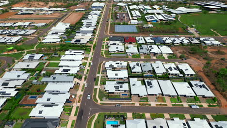 Zona-Suburbana-Con-Drone-Aéreo-Ovalado-De-Fútbol-De-Hierba-Verde