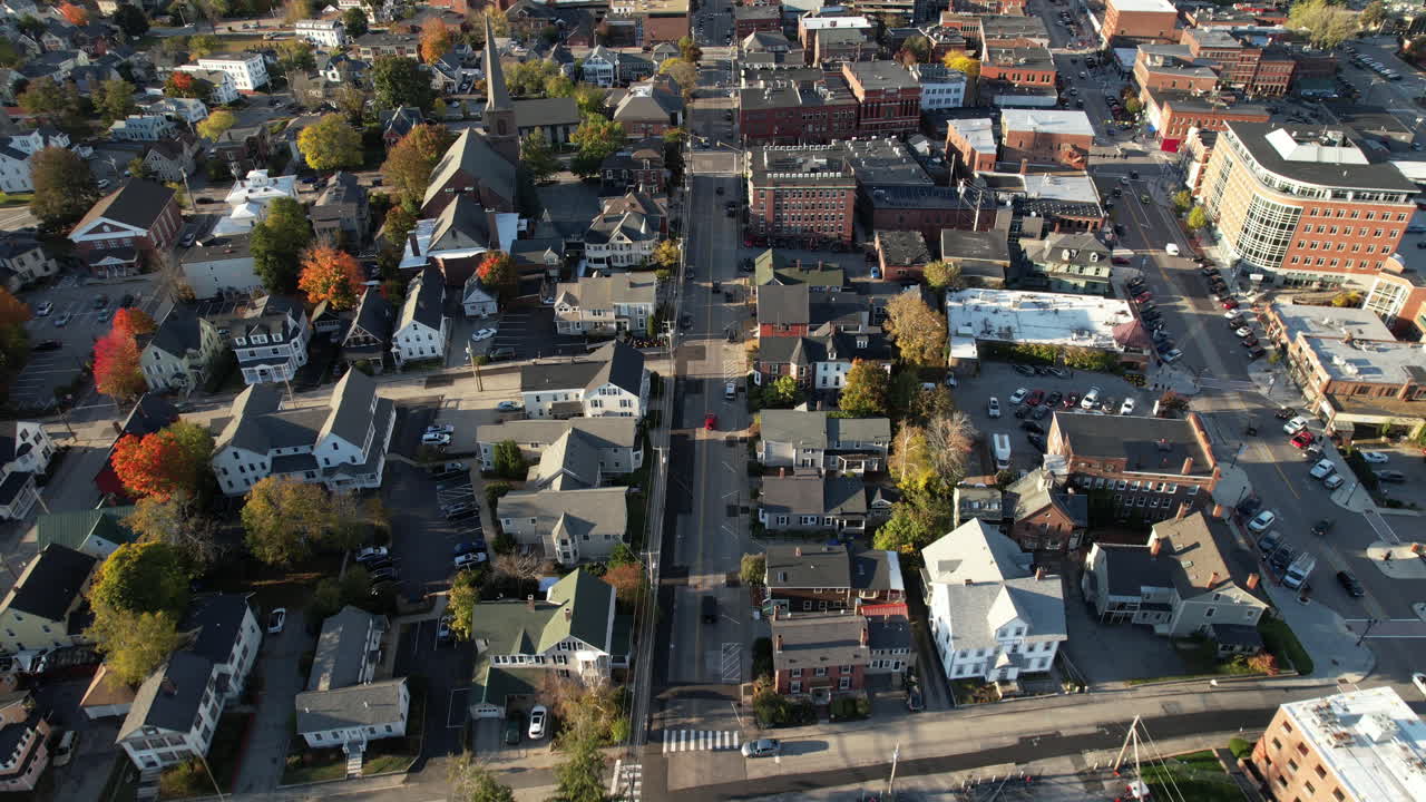 vista aérea del centro de concord, ciudad capital del estado de new hampshire, volando sobre el vecindario en un día soleado de otoño, disparo de drones