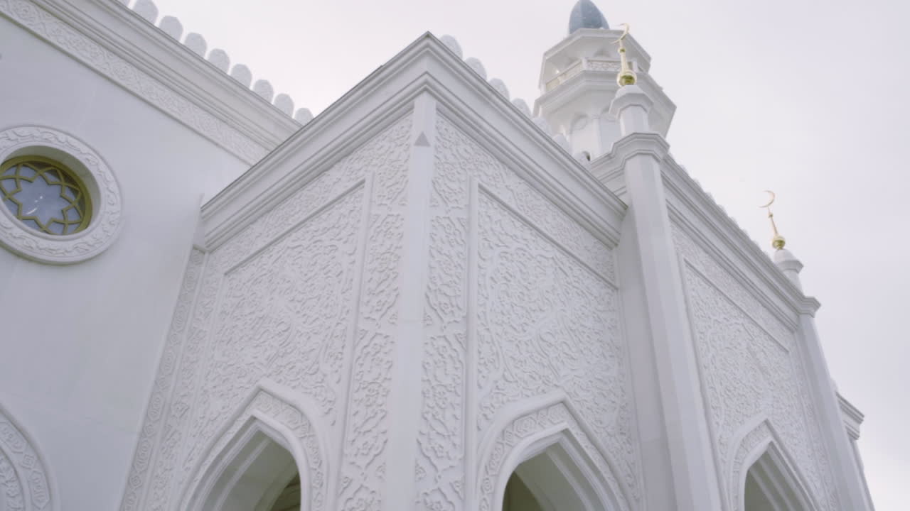 vista detallada de una mezquita blanca