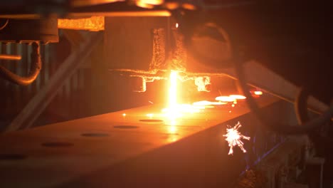 Process-pouring-molten-metal-for-parts-formation-at-metallurgical-plant