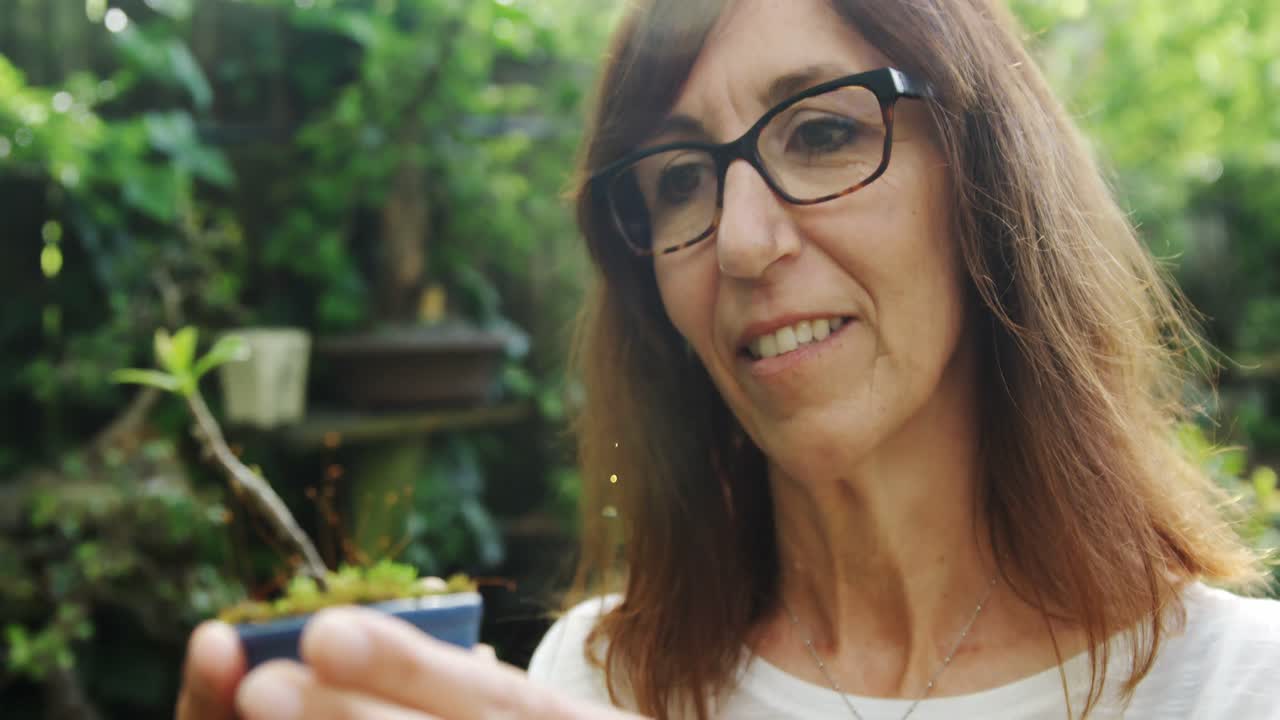 mujer madura plantando en el jardín 4k