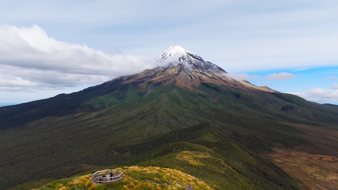Yeni Zelanda'da doğal bir seyir noktasının üzerinde yükselen Taranaki Dağı Havadan Görünüm